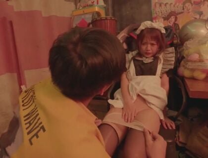 Gái đẹp bị đồng nghiệp phát hiện bí mật kinh doanh dịch vụ mát-xa và bị ép buộc quan hệ tình dục mỗi đêm