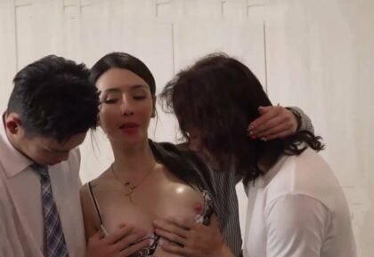 Đôi trai trẻ thỏa mãn với bà mẹ hấp dẫn